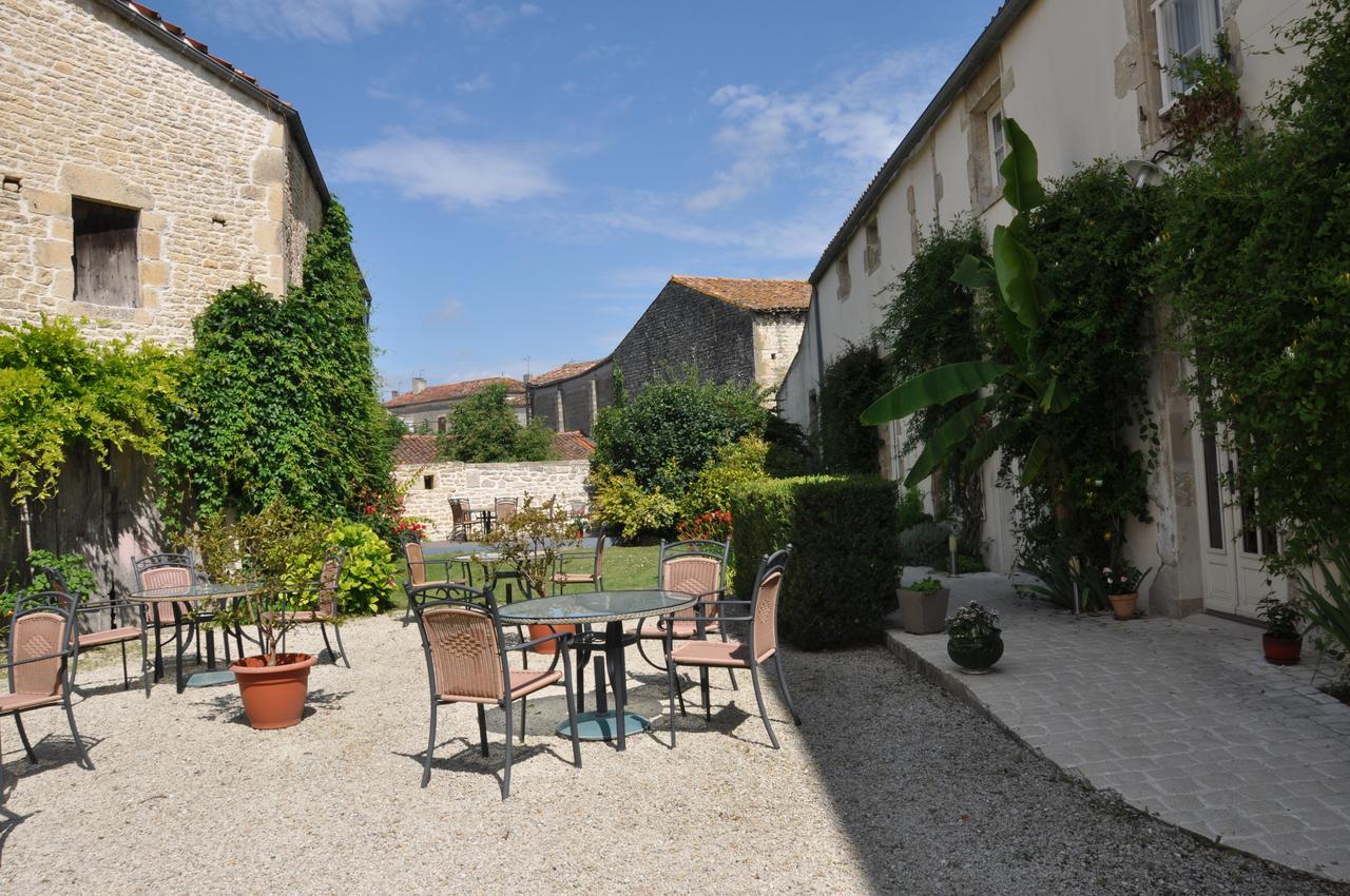 Hotel Du Donjon Aulnay  Exterior photo
